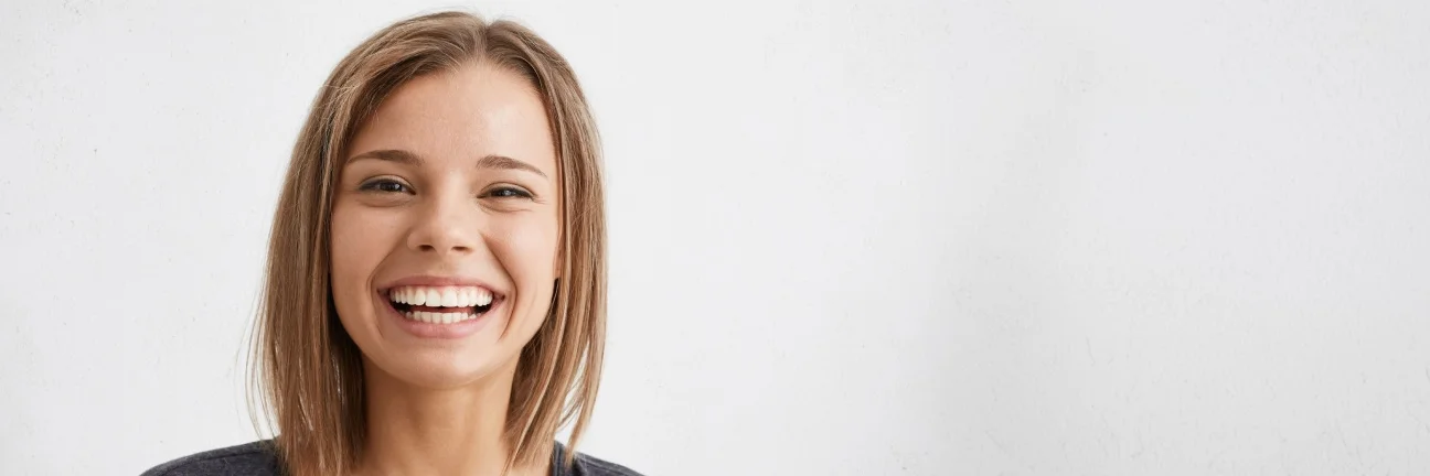Periodontologinis dantenų gydymas Vilniuje – gydytoja vertina paciento dantenų būklę